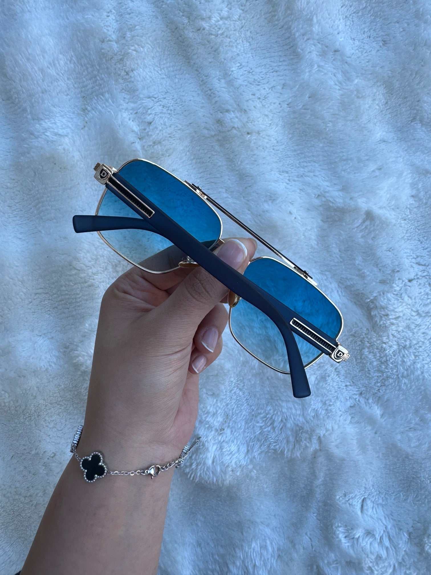 light blue eyes 4035